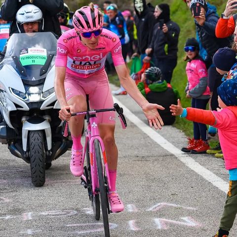 Il Grappa è rosa: in migliaia sulle strade del Giro. E scatta la Pogačar-mania