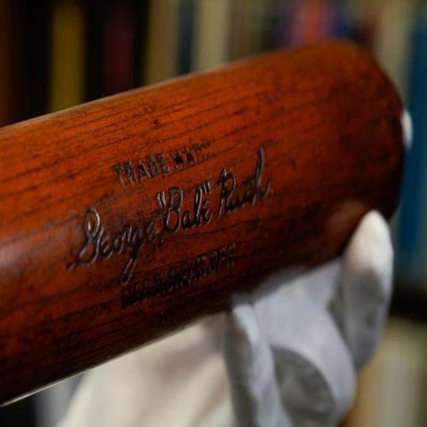Subastan por más de 1mdd bate del legendario beisbolista Babe Ruth