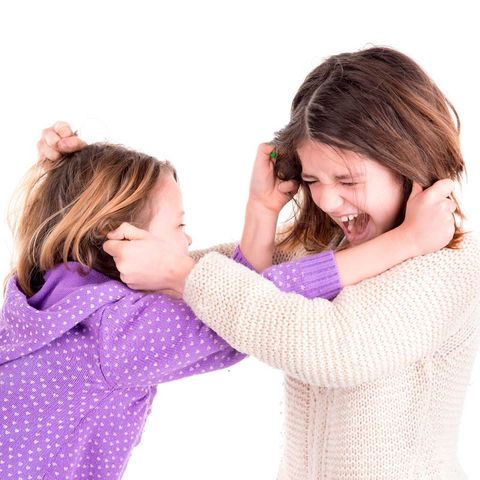¿Qué debo hacer si mis hijas pequeñas pelean hasta llegar a los golpes?