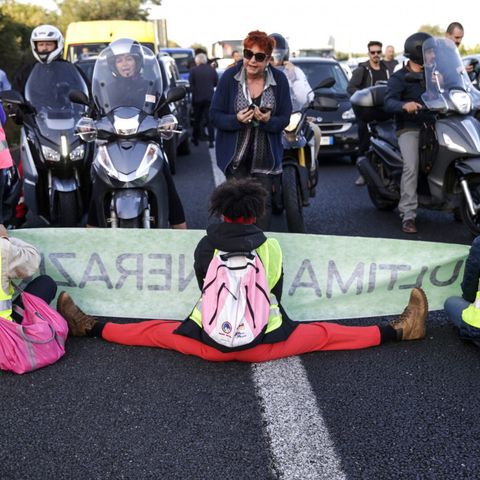 #420 Il processo a Ultima Generazione, bus gratuiti per Natale e altre storie di Roma
