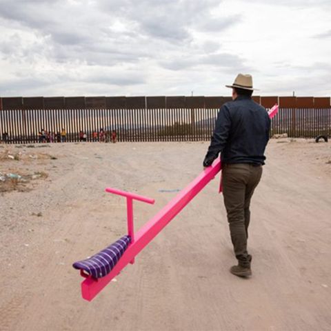 Altalene rosa al confine tra USA e Messico