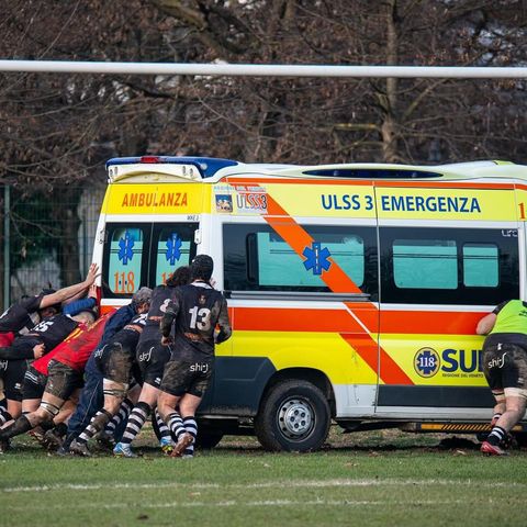 Rugby, ambulanza impantanata durante Mirano-Bassano: la tirano fuori i giocatori – VIDEO