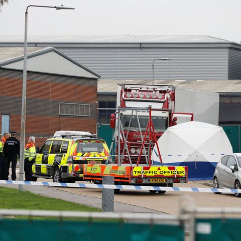 Encuentran 39 cadáveres dentro de camión en Londres