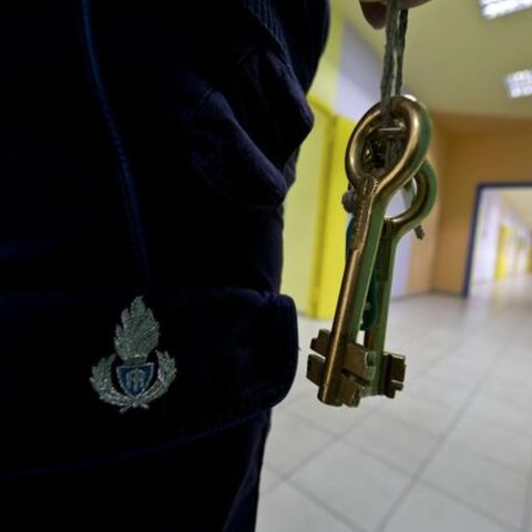Tortura nel carcere di Biella, 23 agenti sospesi dal servizio