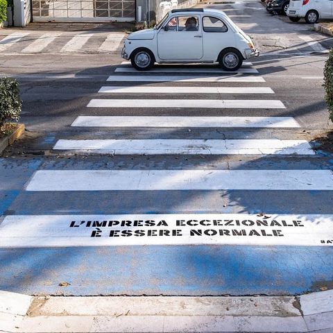 "Attra-versi", le scritte positive sulle strisce pedonali di Montesilvano