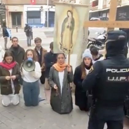Giovani arrestati per aver pregato davanti ad una clinica abortista
