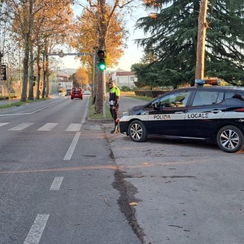 Provoca un tamponamento, si ferma e poi scappa: individuato automobilista. Sarà multato