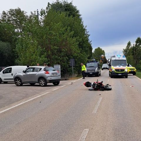 Scontro fra una moto e un’auto in via Summano: in rianimazione un 53enne