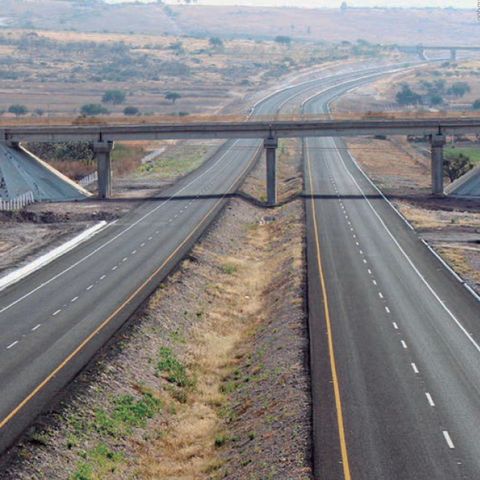 AMLO pide a gobernadores dar mantenimiento a carreteras