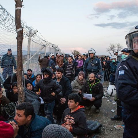 Zoido, impasible ante el drama de los refugiados. Hibai Arbide: "La mayoría de desplazados ni rozan Europa" #LaCafeteraZoidoElimpasible