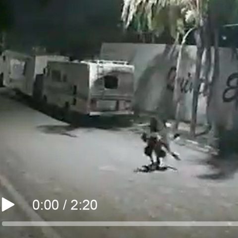 Revelan video de Debanhi forcejeando con hombre afuera de quinta