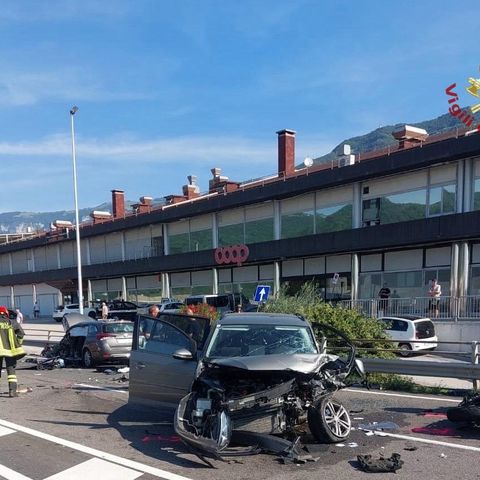 Scontro multiplo tra veicoli sulla Valsugana: feriti tre bambini, eliambulanza per il più grave