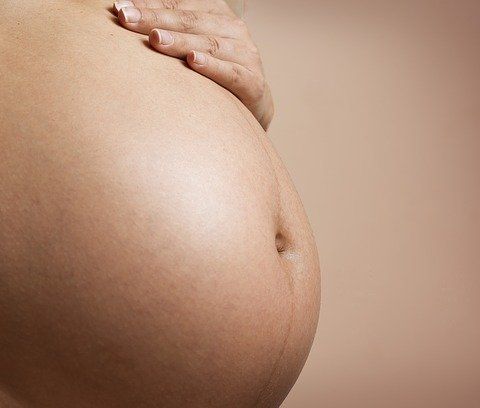 Vaticano: “Maternità surrogata diventi delitto universale, teoria gender pericolosissima”