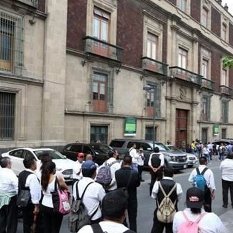 Protestan meseros en Palacio; amagan con impedir salida de empresarios