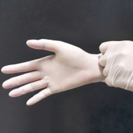 La comunione con i guanti e sulle mani è un abuso liturgico (ed inoltre è meno igienico)