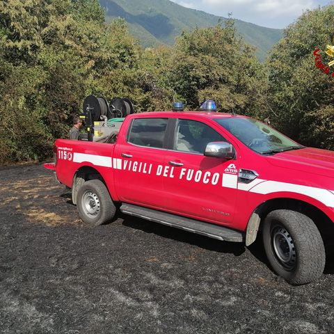 Campo in fiamme, probabile il mozzicone di sigaretta. Il sindaco: “Usate buonsenso”