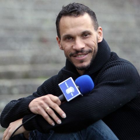 Gustavo Almeida, cantautor