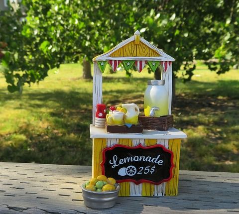 Music star drops by lemonade stand with a surprise! (Smile File)