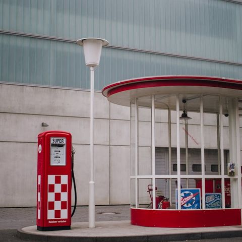 88CS- TORDESILLAS: en la gasolinera