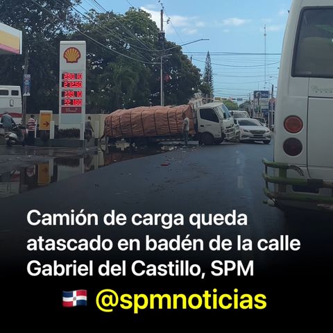 Camión de carga queda atascado en badén de la calle Gabriel del Castillo, SPM
