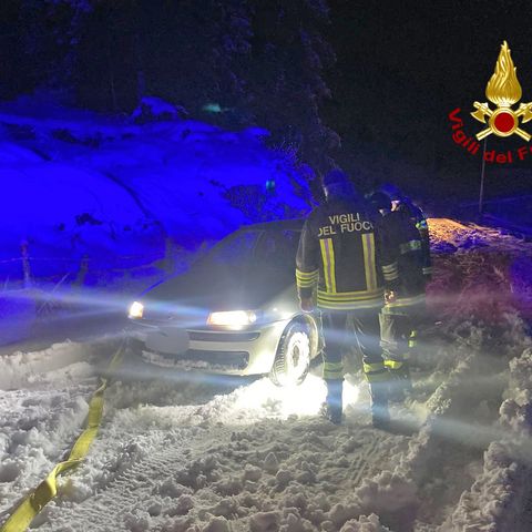 Bloccati nella neve, pompieri al Rifugio Granezza per cinque giovani