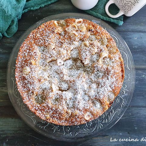 Torta con uva e nocciole