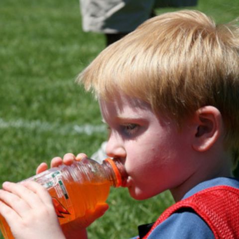 ¿Qué tan buenas son las bebidas deportivas en los niños?