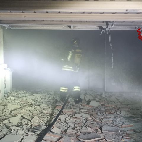 Allarme incendio in contrada, residenti e pompieri “soffocano” le fiamme sul nascere