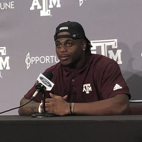 Aggie DL DeMarvin Leal