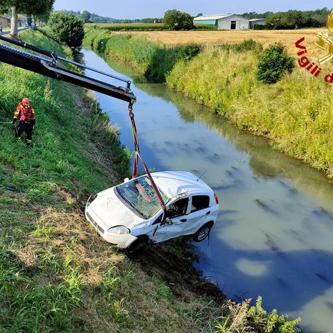 Perde il controllo della Punto dopo l’urto e “vola” nel Brendola. Ferita la conducente