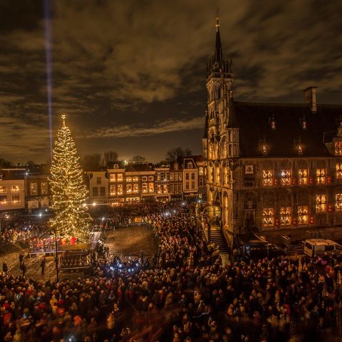 Gouda ed Edimburgo, la luce nelle festività natalizie
