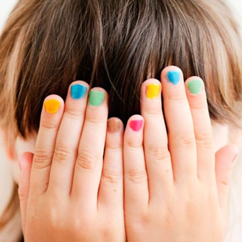 ¿Bien o mal que las mamás pinten las uñas de las niñas y las maquillen?