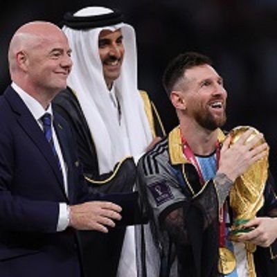 Per alzare la coppa del mondo Messi ha dovuto indossare il Bisht