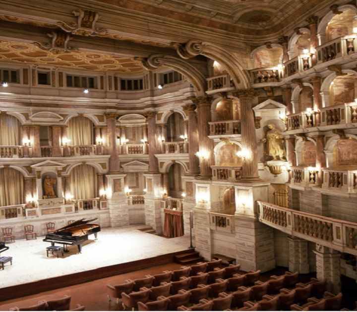 Il Teatro Bibiena, dove Mozart si esibì per la prima volta in Italia