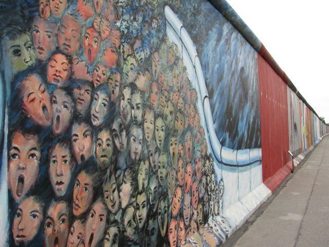 9 novembre 1989. Cade il Muro di Berlino - #AccadeOggi
