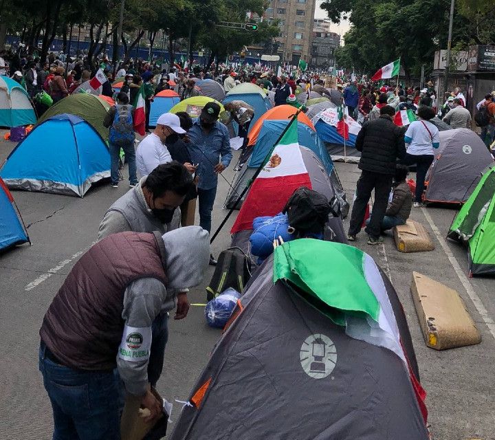 Gobierno capitalino rechaza desalojo de manifestantes en Av Juárez
