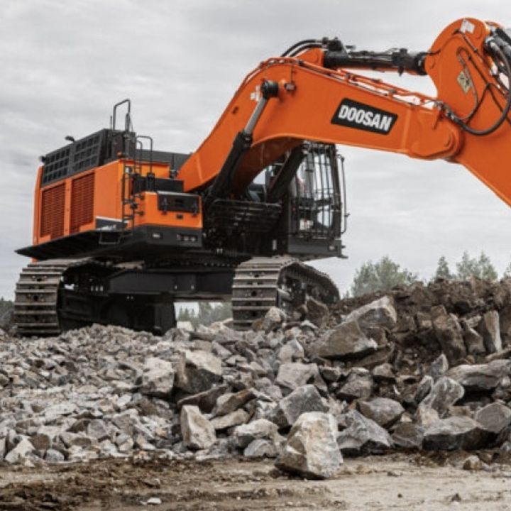 Ascolta la news sul nuovo escavatore cingolato Doosan DX800LC-7 da 80 tonnellate conforme Stage V