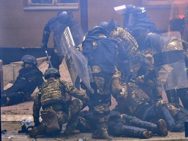 Alta tensione in Kosovo, feriti 14 militari italiani della Kfor negli scontri con manifestanti serbi