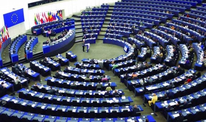 Stretta del Parlamento Ue sull’Intelligenza artificiale: via libera all’AiAct