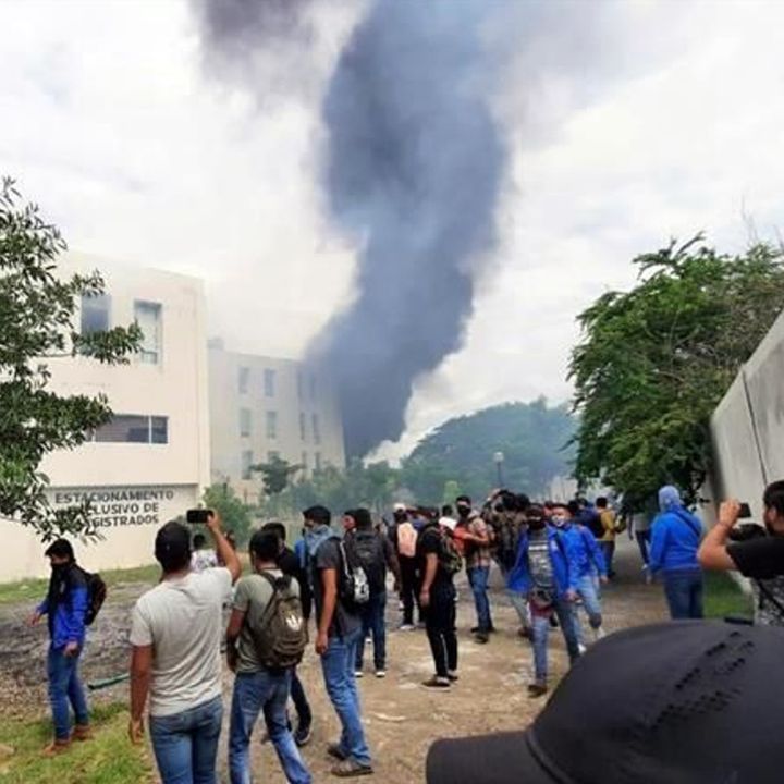 En Iguala normalistas causan destrozos en sede Judicial