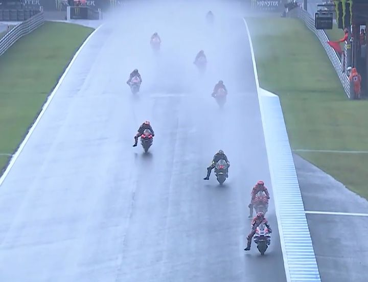 MotoGP, il GP del Giappone dura solo 12 giri: vince Martin sotto il diluvio. 2° Bagnaia