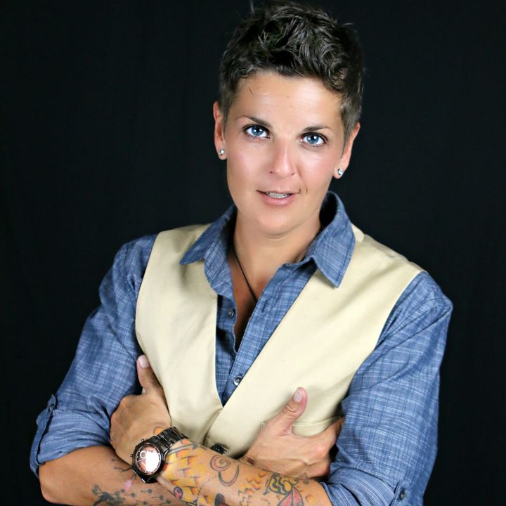 Lesbian Comedian Amy Tee - Awakened by Sobriety and a Bipolar Diagnosis
