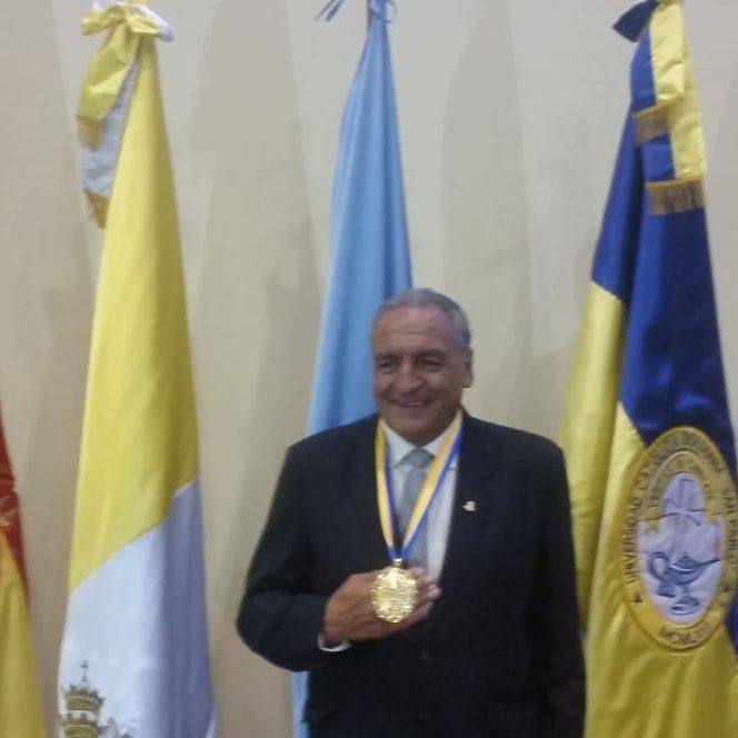Medalla para un grande, impulsor de la UCB Cochabamba