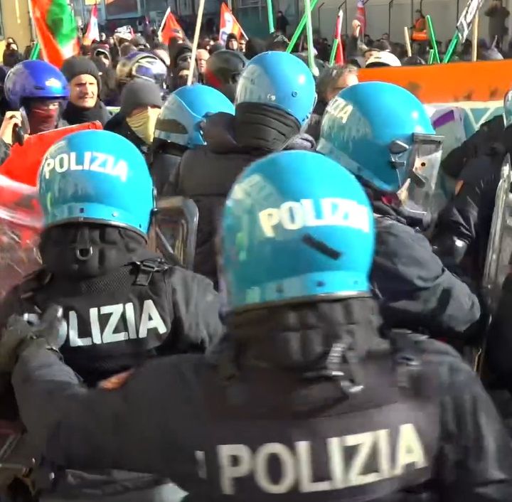Doppia manifestazione fuori da VicenzaOro contro il governo israeliano: scontri e 6 agenti feriti