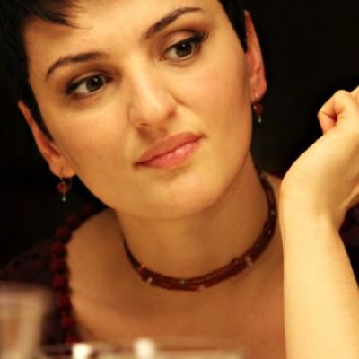 Ci occupiamo di Arisa, ricordando le tappe della sua carriera e, in particolare, il brano "La notte", 2° classificato a Sanremo nel 2012.