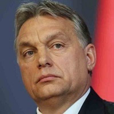 L'Ungheria approva la nuova costituzione che finalmente sostituisce quella stalinista