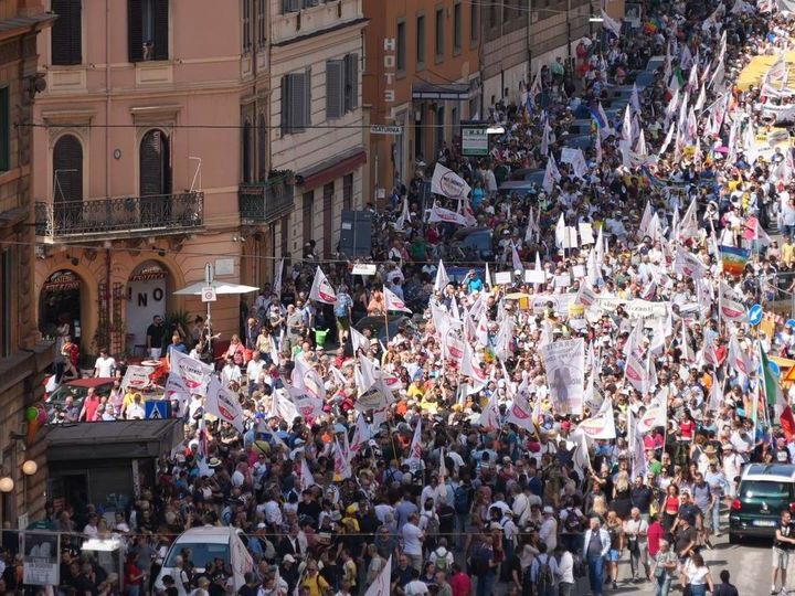 Grillo, Conte e Schlein in piazza a Roma contro il precariato