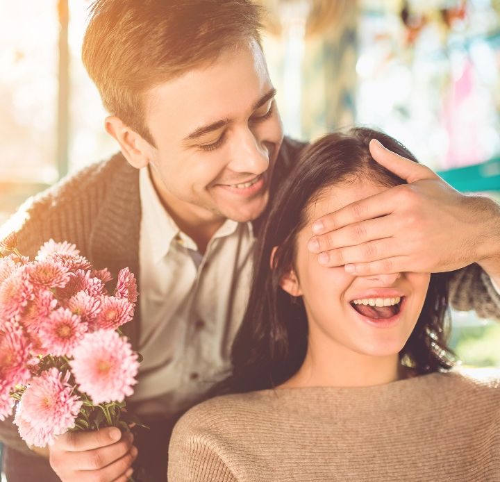 "Love bombing": la manipolazione dell'amore