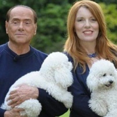 Berlusconi va in tv dalla Brambilla ad esaltare l'amore per il suo cagnolino Dudù