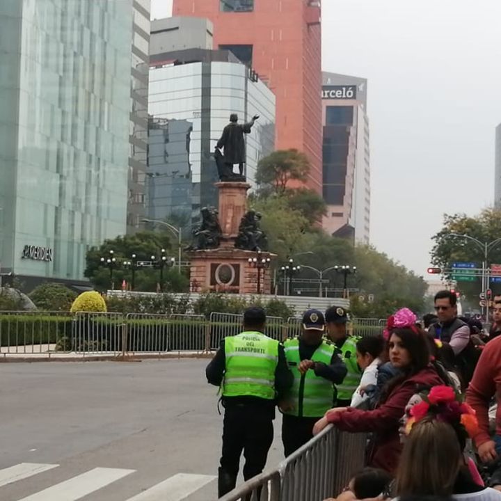 Cerrados carriles centrales de Reforma por Mega Desfile
